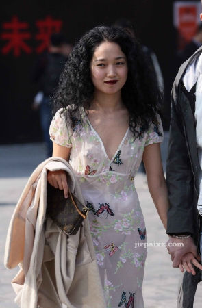 波浪卷发女子