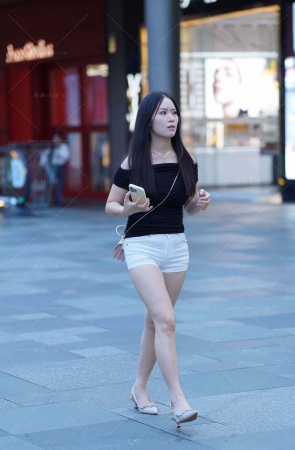街拍白热裤美腿美眉