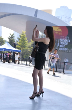 设计感时尚黑裙