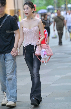 清凉眼镜妹
