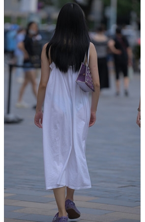 吊带白色长裙妹子(53P)[1.06G/JPG]