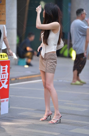 街拍买饮料的美腿凉高跟美眉