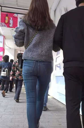 极品身材紧身蓝色牛仔裤街拍美女