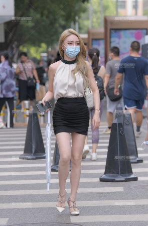 柳钉高跟、黑色包臀裙美女