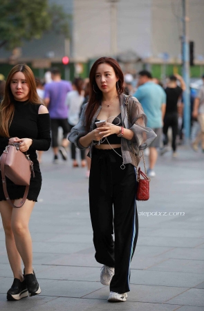 低胸美女姐姐