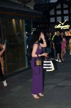 丰满紫色长裙韵味美女