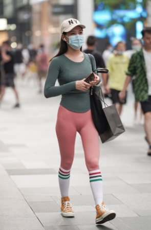 时尚的运动小姐姐