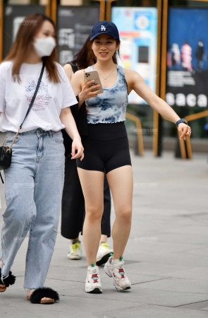 &笑盈盈运动美女