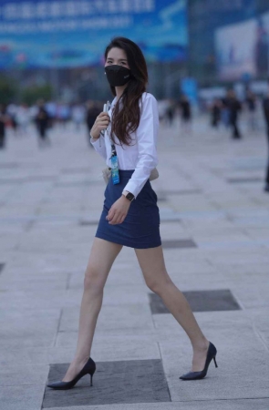 精选街拍作品 NO.1593 还在上班的蓝裙美女[65P/103MB]