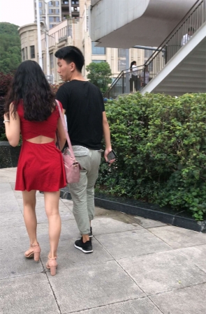 红色连衣裙凉高跟美女