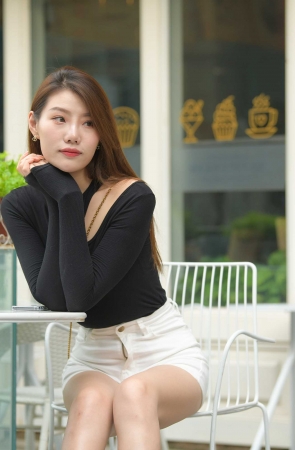 白色热裤大长腿美女