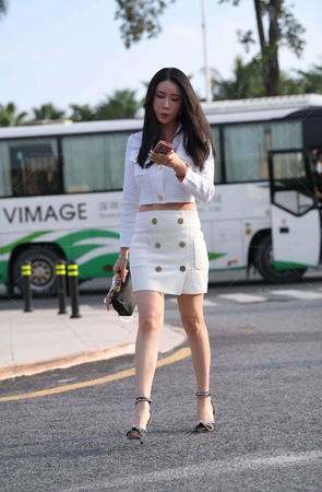 白裙包臀裙凉高跟韵味