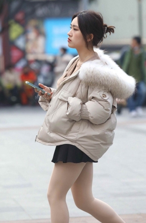 漂亮街拍肉丝短裙妹子