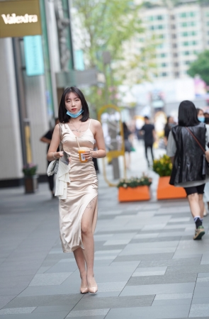 甜美身姿长裙美眉