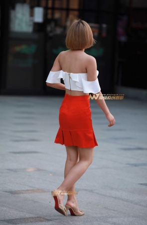 露肩，短裙