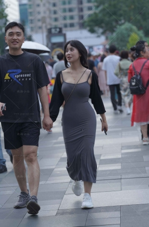 街拍灰色长裙美眉