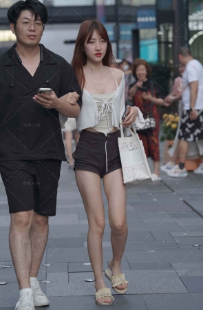 黑色热裤小女友