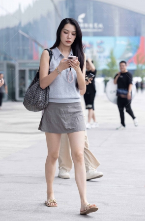 LB556-50P 成都车展-丰满大长腿车模下班拍美腿