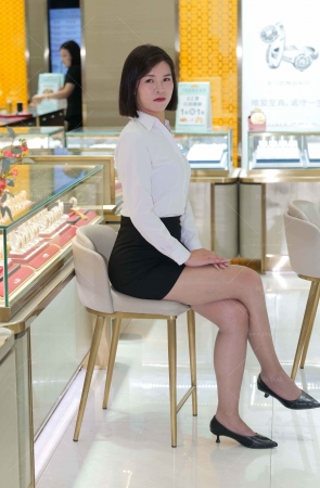 金店超薄丝韵味美女销售员