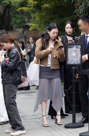 241010-9=14 街拍高跟美脚熟女 5P