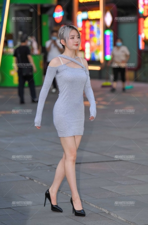 灰色包臀裙高跟美女