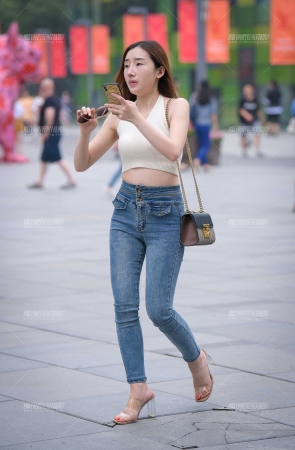 清新紧致蓝色牛仔裤