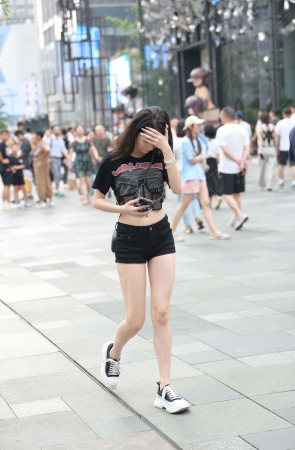 黑色热裤小妹