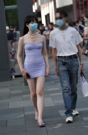 吊带紧身裙小姐姐