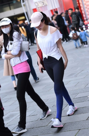 一直低着头