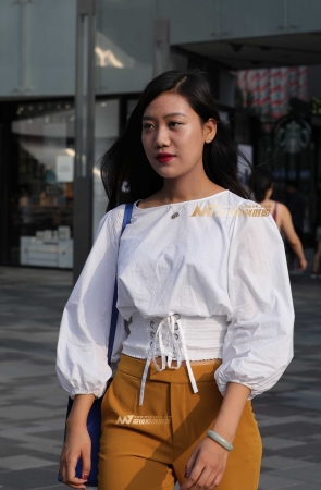 高挑，橙色西裤，小姐姐