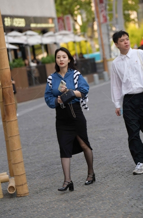 街拍气质的黑裙黑丝美女
