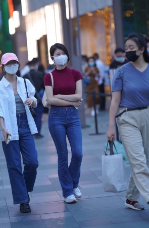 红衣牛仔小妹