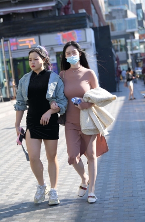 粉色紧身包臀裙美腿