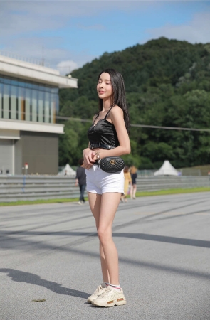 白色热裤香肩美腿