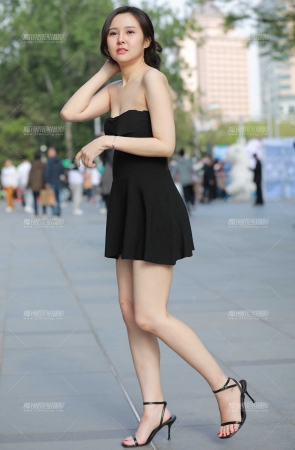 黑超短裙高跟美女