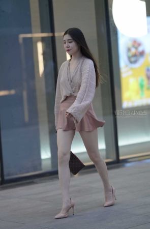 可爱的粉色短裙小姐姐 【图片➕视频】