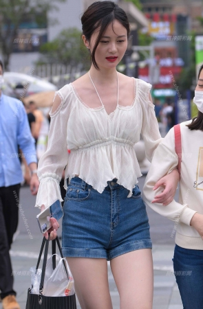 22521-3+128√清秀脱俗大白腿女孩，我又要喝洗澡水了 19P