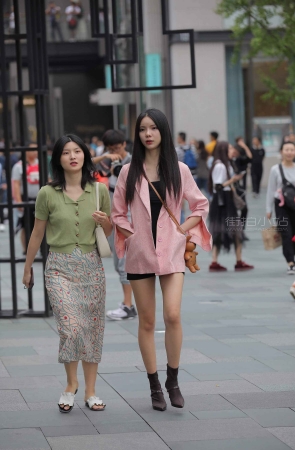 粉色外套美眉