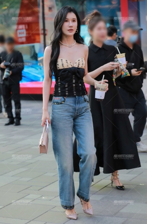 牛仔裤精致美女