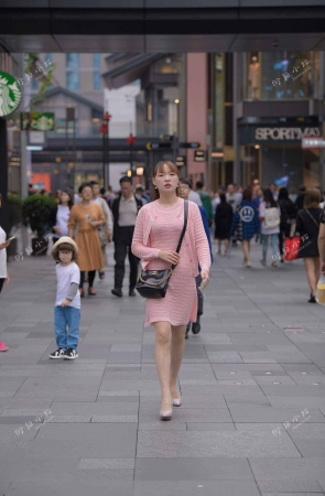 粉色裙高跟少fu