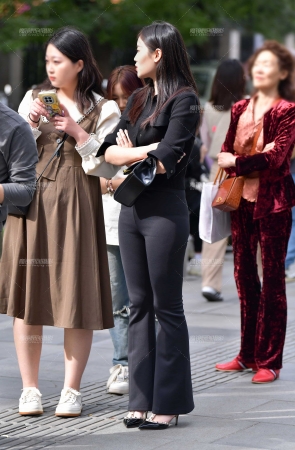 &高挑黑裤美女