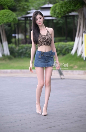 长发飘飘牛仔短裙小姐姐