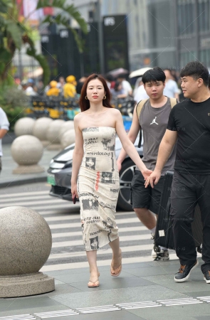 抹胸长裙，凉鞋美女