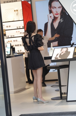 漂亮的黑色连体衣美女