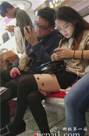 4k-车站候车室拍摄长腿黑丝美眉，个性丝袜颜值高。