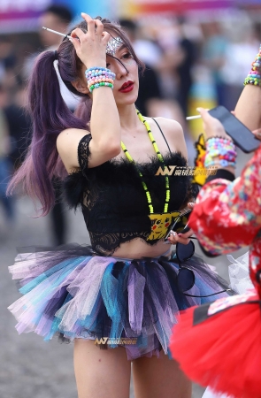 拿烟的样子是如此的精致