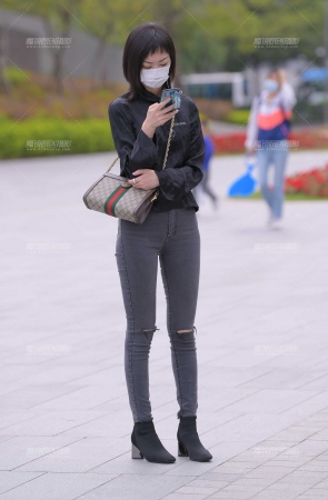 似乎在等人的紧牛小姐姐