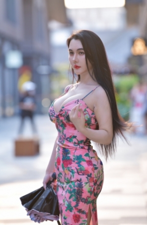 街头搭讪丰满的美女