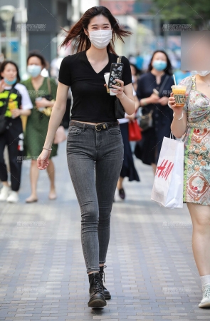 高挑牛仔裤小姐姐