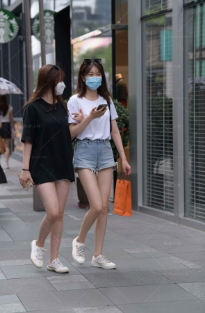 街拍小清新热裤美眉姐妹